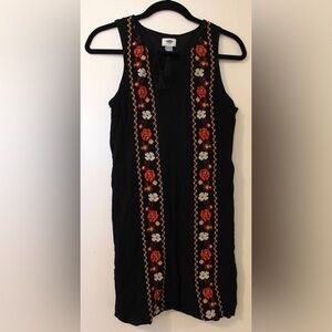 Old Navy black embroidered shift dress M